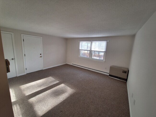 Building Photo - 204 Elm St