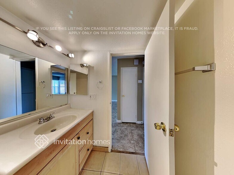 Building Photo - 5922 W Mauna Loa Ln