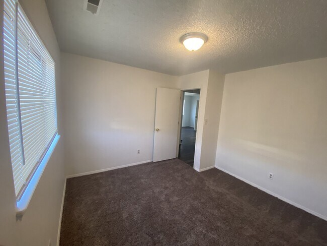 Building Photo - Cozy Condo Available NOW!