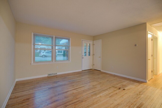 Building Photo - COMING SOON! Charming 3 Beds and 1 Bath Ra...
