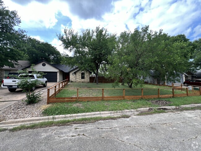 Building Photo - 124 Oak River Dr