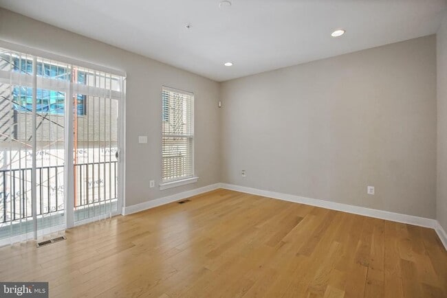 Building Photo - 621 Parkside Pl NE