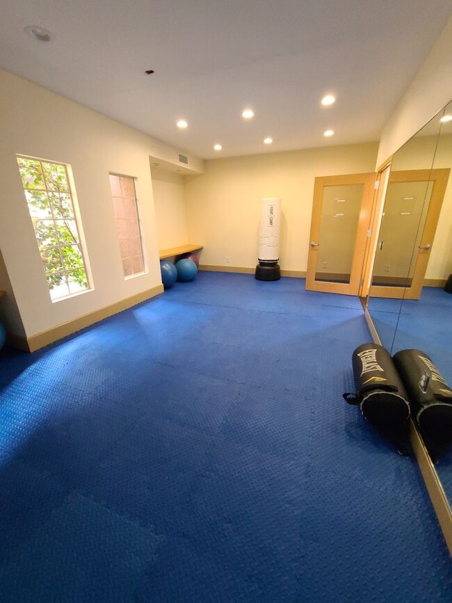 Building Photo - 1 bed 1 bath in UTC with great amenities Pool, hot tub, gym, underground parking.