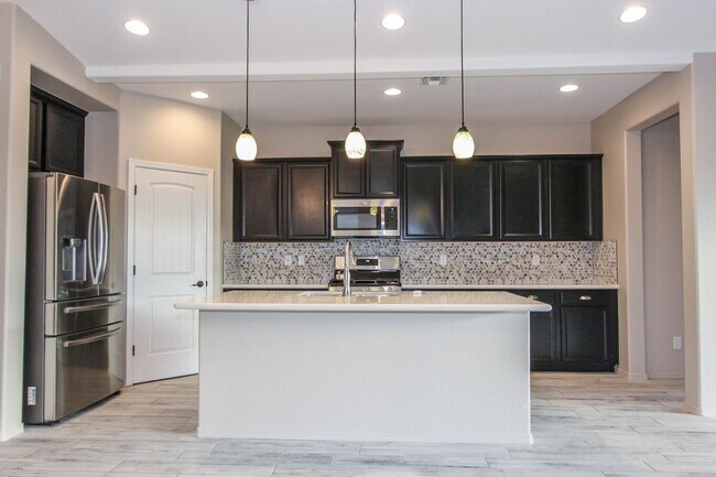 Building Photo - Four Bedroom Saddlewood Home