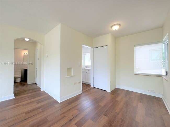 Building Photo - 1920 Biarritz Dr