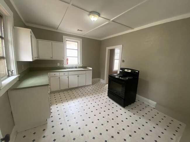 Building Photo - **AVAILABLE NOW**2 bedroom / 1 Bathroom Ho...