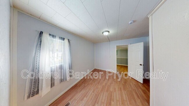 Building Photo - 210 6th St