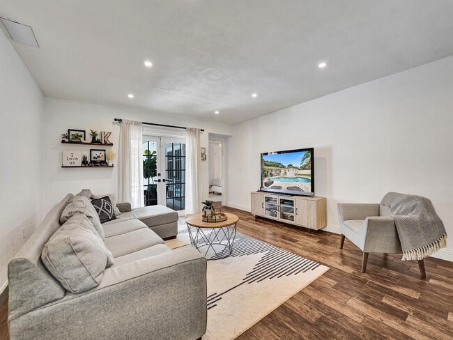 Building Photo - 4960 SW 89th Ave