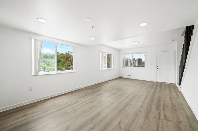 Building Photo - Newly Renovated 2 bed and 3 bath Townhome ...