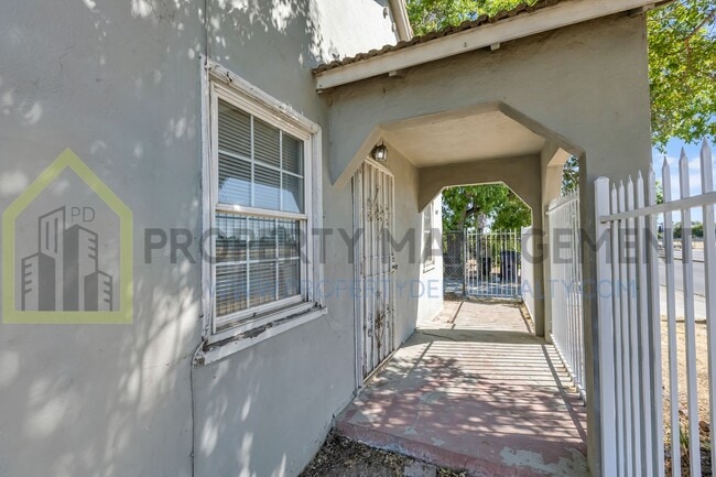Building Photo - Looking for a charming 2-bedroom, 1-bath s...