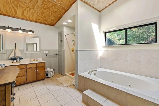 Building Photo - 333 Jim Crittendon Rd