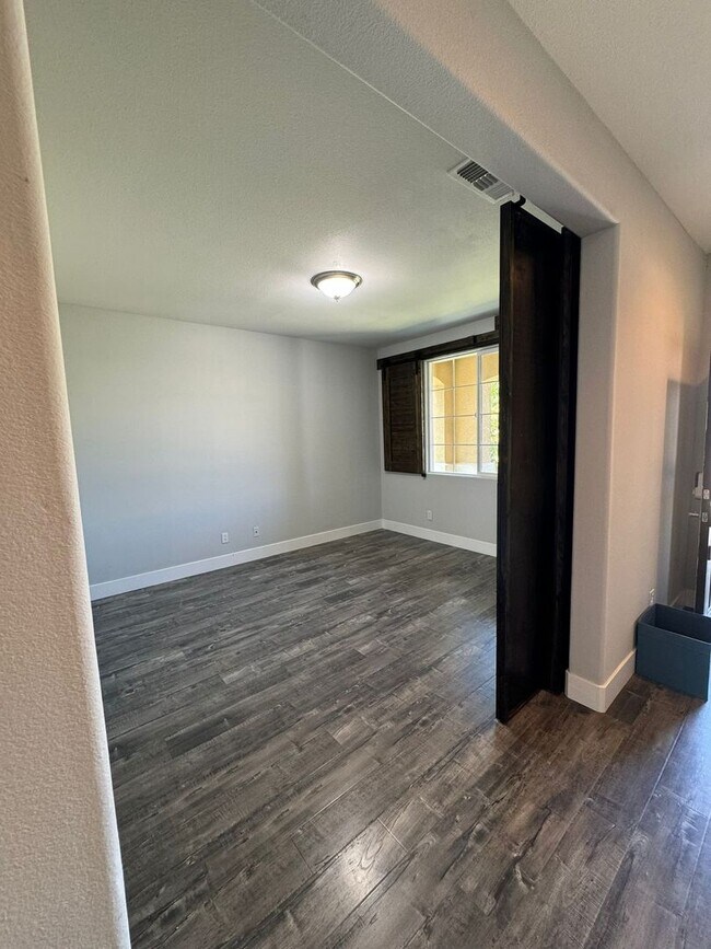 Building Photo - Stunning 4/3 in Roseville! 2 Car Garage!