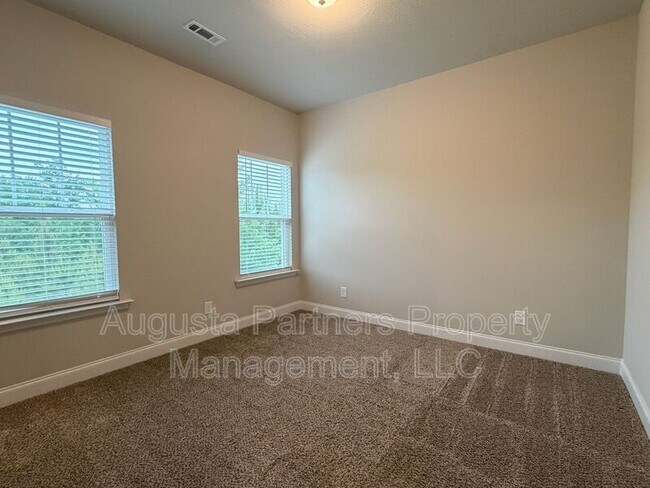Building Photo - 1008 Swan Ct