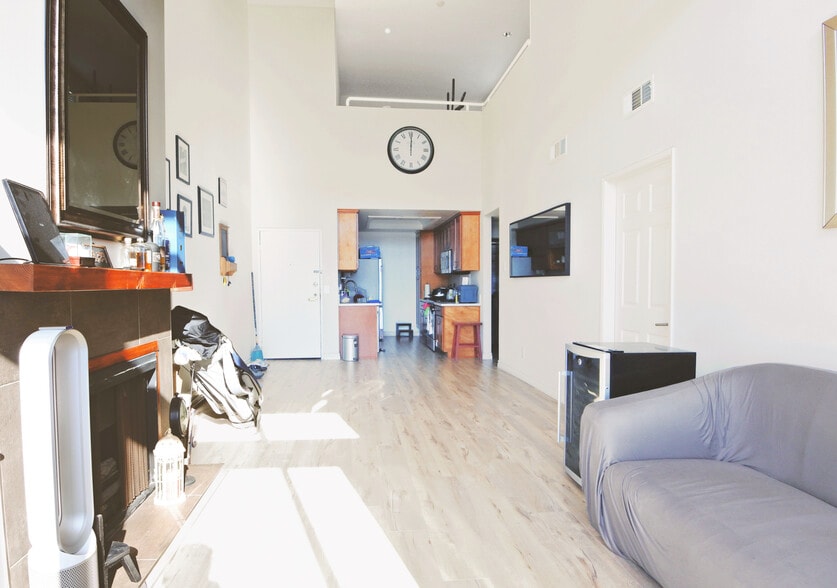 Building Photo - 5051 Rosewood Ave