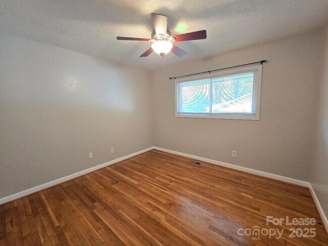 Building Photo - 910 Holly Dr