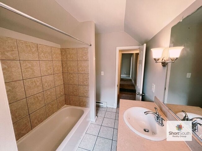 Building Photo - 5 bed 2 bath Single Family Home