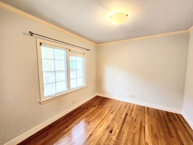 Building Photo - Amazing 1 bedroom with private backyard an...