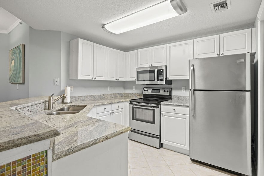 Building Photo - 5060 Fairways Cir