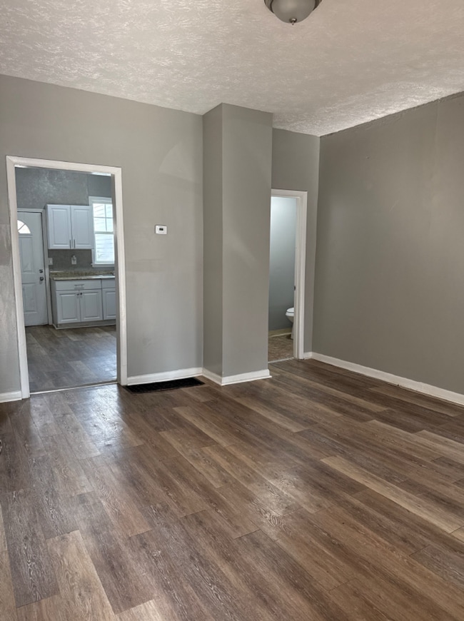 Building Photo - Great 2 bed 1.5 bath home includes bonus room and has central air conditioning!