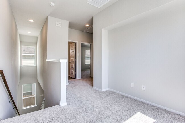 Building Photo - Newer cottage home in Cloverleaf community...