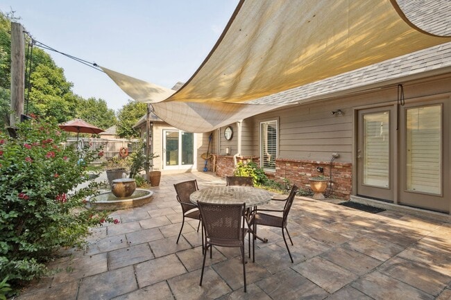 Building Photo - 4 Bedroom + Bonus Room & Office with Gorgeous Pool