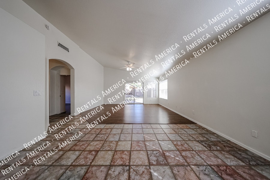 Building Photo - 3884 E Douglas Loop