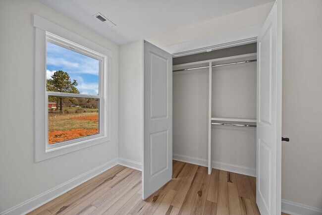 Building Photo - 387 Lake Farm Dr