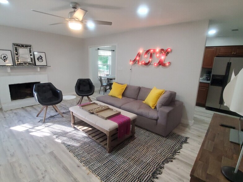 Building Photo - 2501 Parker Ln