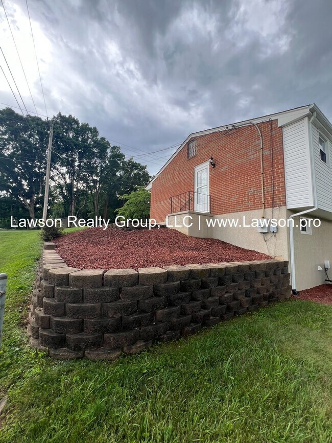 Building Photo - Very Nice Updated Ranch in Salem (Glenvar ...