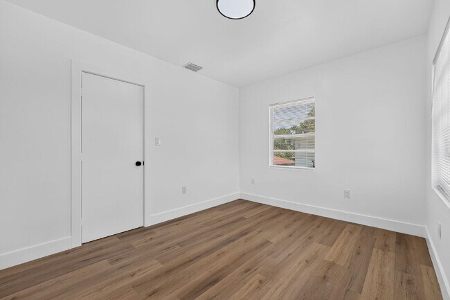 Building Photo - Little Havana 2BR | Assigned Parking | Water Included