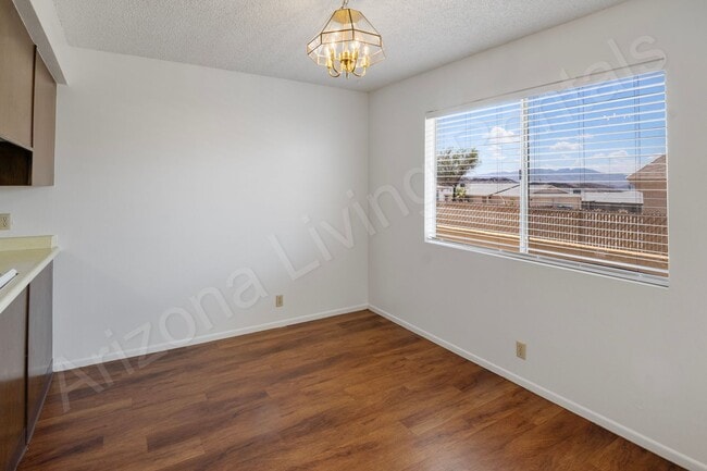 Building Photo - LARGE 3 BEDROOM DUPLEX