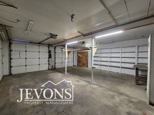 Building Photo - Move-in special: Get $500 off your first month’s rent!