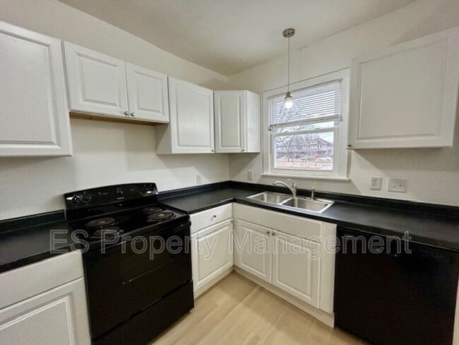 Building Photo - 2960 N Park Ave