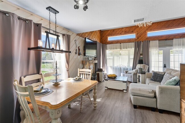 Building Photo - 10496 Summit Dr