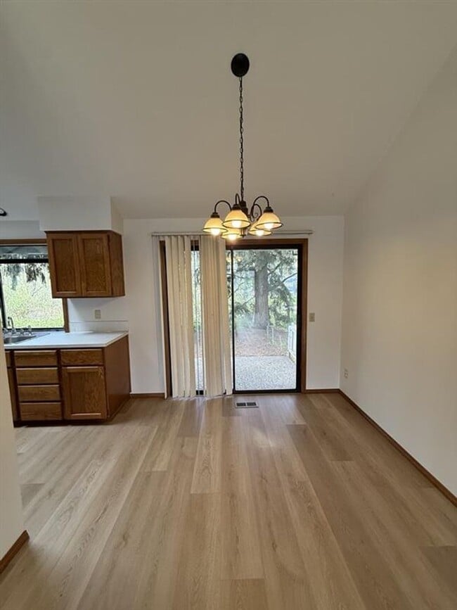 Building Photo - 17565 NW Woodmere Ct