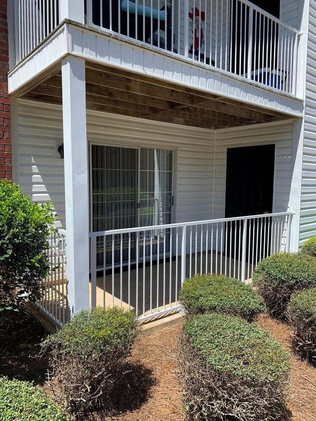 Building Photo - 2 Bedroom / 2 Bath Condo- ALL UTILITIES IN...