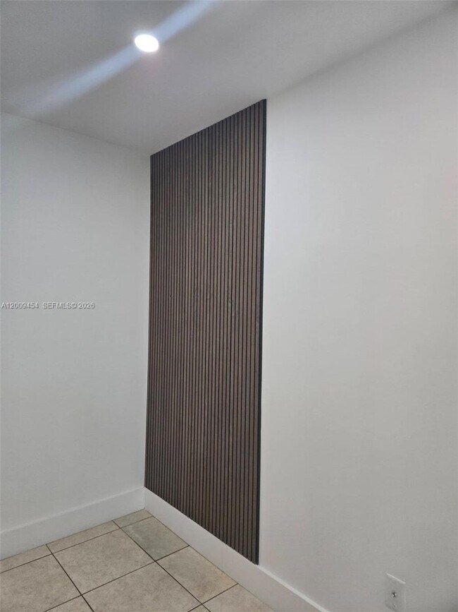 Building Photo - 733 Riverside Dr