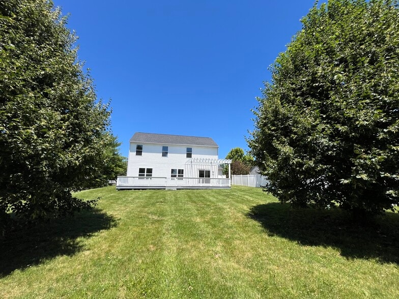 Building Photo - 3873 Crest Point Dr