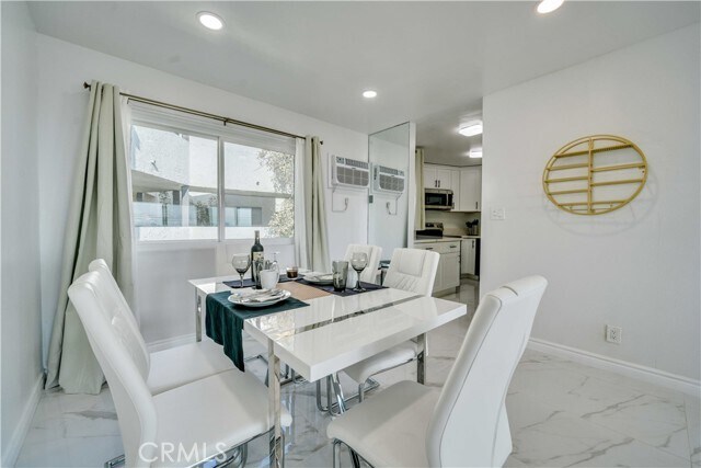 Building Photo - 8400 De Longpre Ave