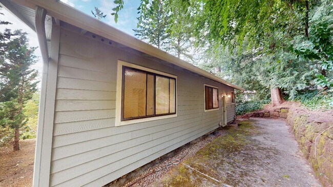Building Photo - Lake Oswego/ Palisades - Hardwoods, Finished Daylight Basement with Bonus Rooms, Pet Friendly