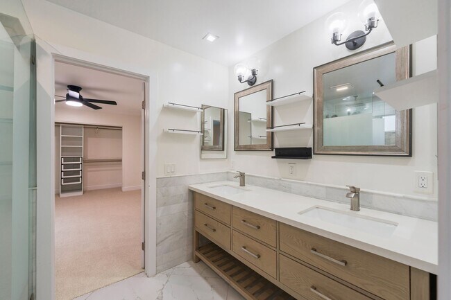 Building Photo - Luxury Living in Manhattan Beach