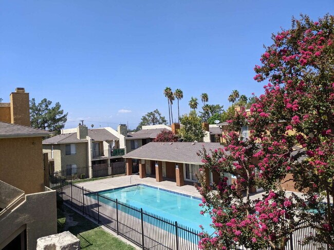Building Photo - 2br condo in gated pool community