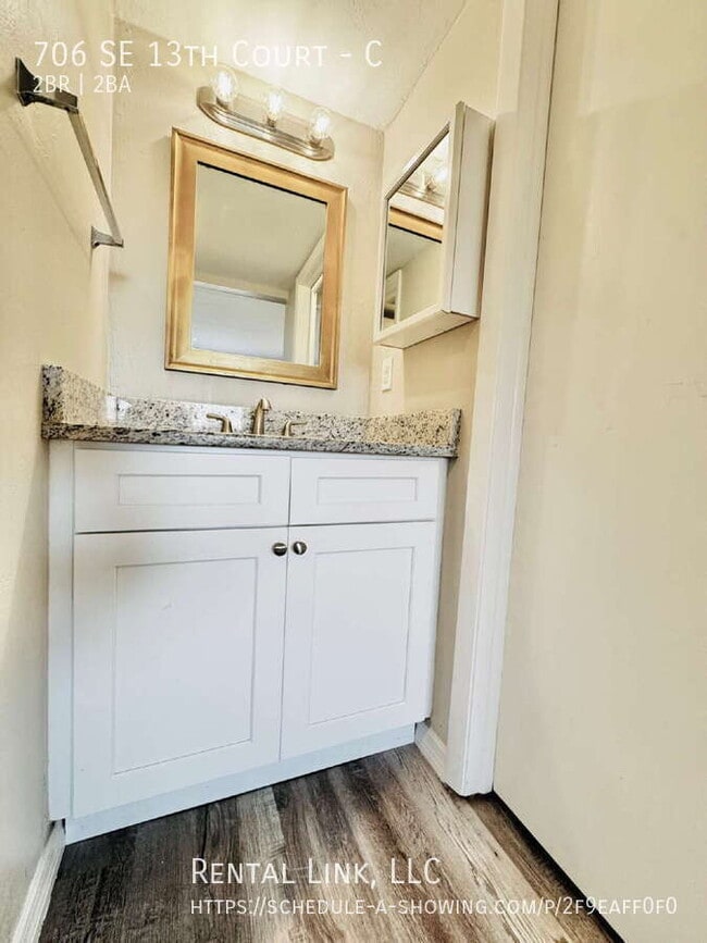 Building Photo - 706 SE 13th Ct