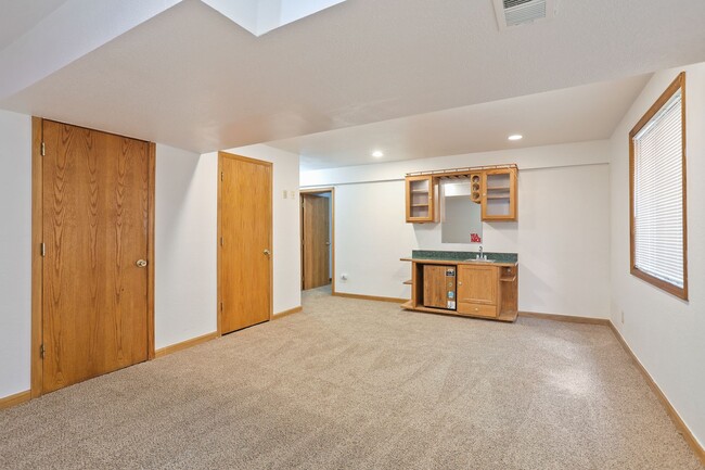 Building Photo - Beautifully Updated 3BR/2.5BA Home in Longmont – $300 Off First Month's Rent
