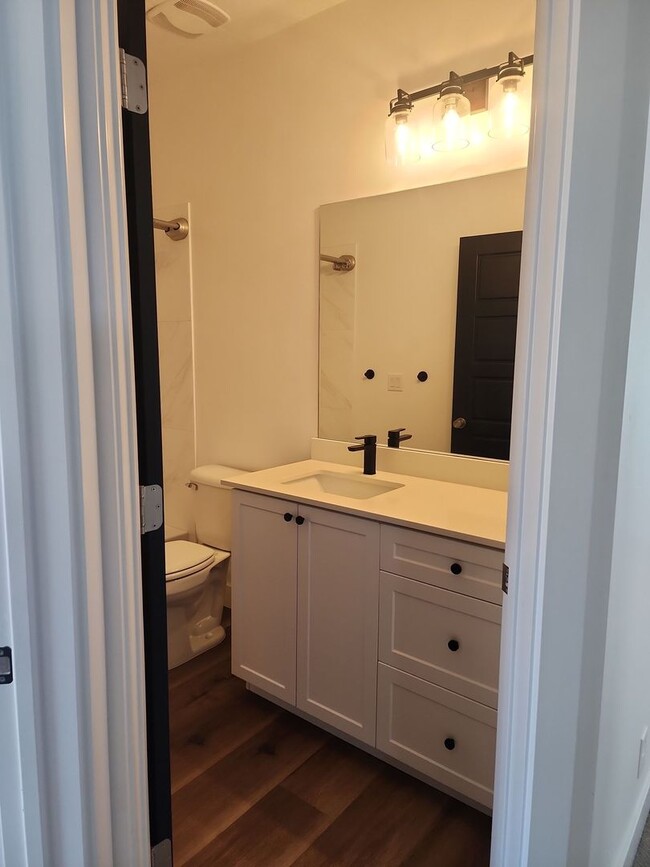 Building Photo - Luxury Townhome