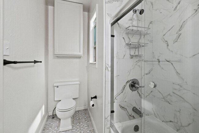 Building Photo - 1809 Oak St