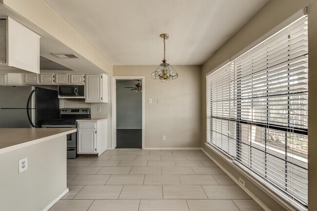 Building Photo - 2505 Wedglea Dr