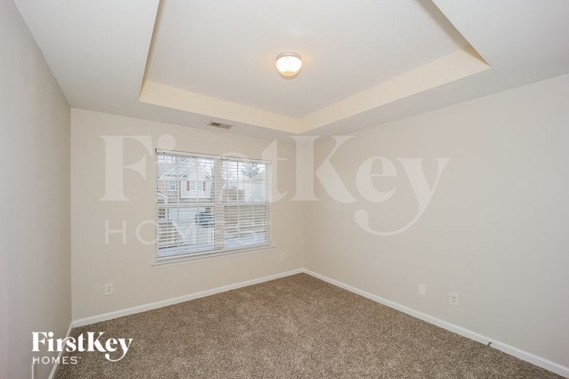 Building Photo - 5190 Upper Elm St