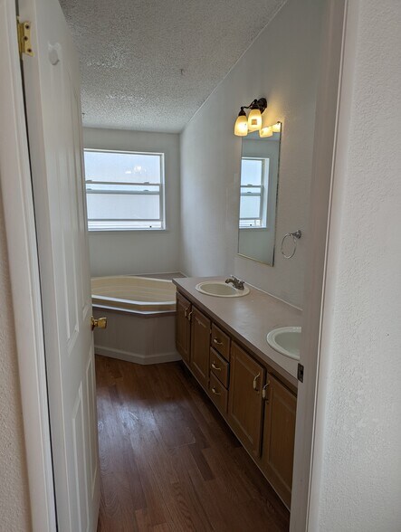 Building Photo - 514 Holbrook St