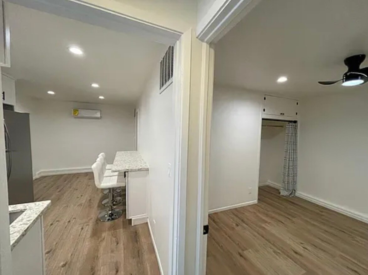 Building Photo - 22331 Vanowen St